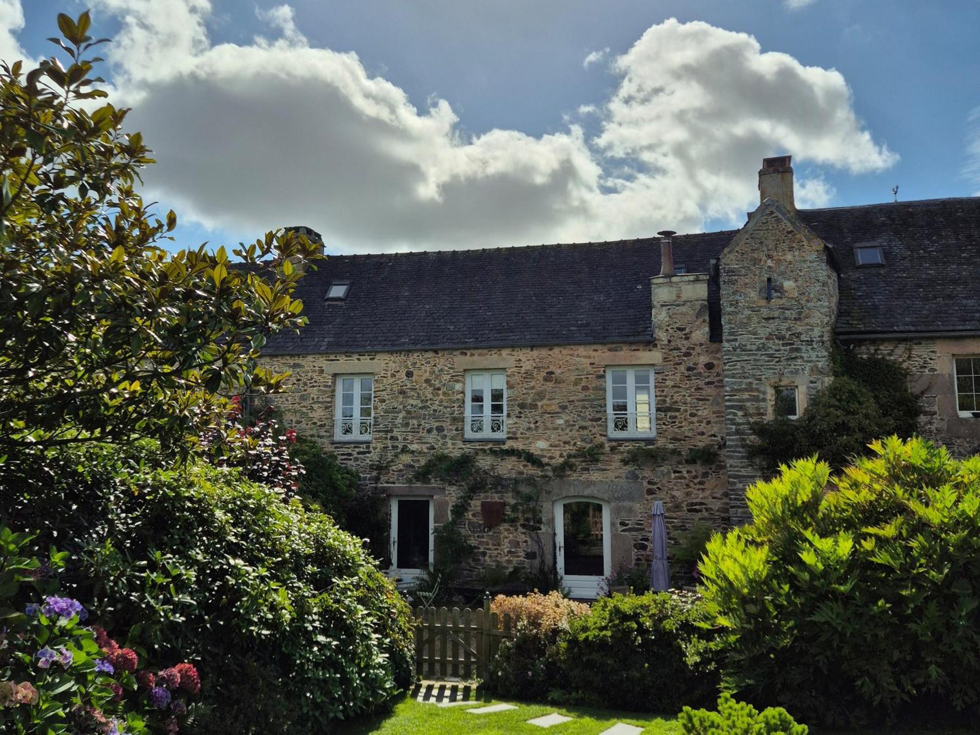 Gite De Charme Au Manoir Du Plessis-Quinquis Sainte-Seve Exteriör bild